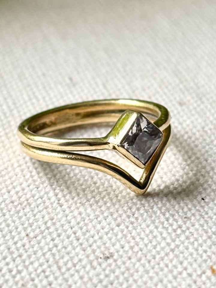 Handmade Zircon V-Shaped Ring – Panchadhatu – Size L
